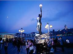 : http://www.discoverhongkong.com/jpn/news/discoverhk/img/harbour/aos1.jpg